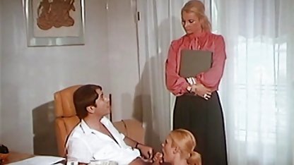دختر ژاپنی بازی فیلم سکس با مادر زن می کند با بیدمشک او